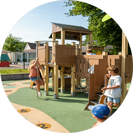 Aire de jeux avec des enfants qui jouent.