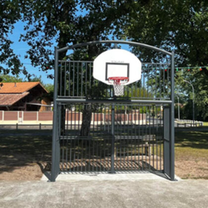 Aire de jeux combiné handball et basketball. Structure en dur et panier de basket.