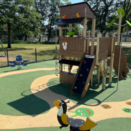 Aire de jeux en bois avec sol en EPDM mur d'escalade, barre, toboggan