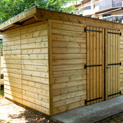 Cabane en bois dans la cours d'une crèche