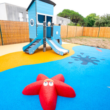 Une aire de jeux et un sol EPDM avec une étoile en 3D réprésentant la mer