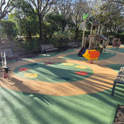 Parc avec aire de jeux ombragé avec bancs, sol en EPDM coloré vert