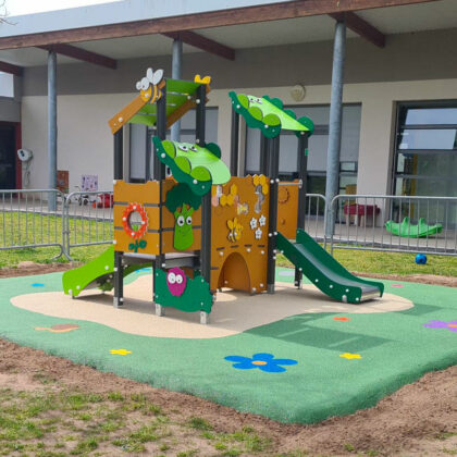 Aire de jeux pour enfant en bas âge. Structure basse, petit toboggan. Décorations colorées avec animaux.