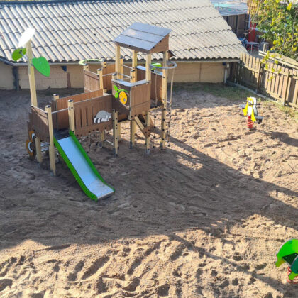 Aire de jeux sur sable pour un camping.