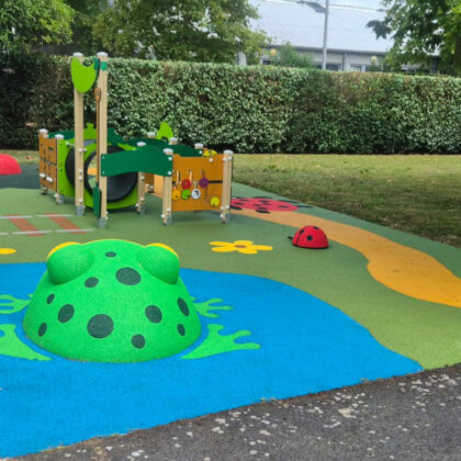Crèche, sol coloré avec grenouille en 3D, structure basse et sécurisée pour jeunes enfants