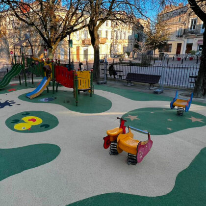 Sol EPDM Parc public avec jeu à ressort, toboggan, décor du sol.