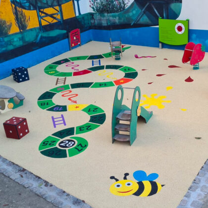 Sol en EPDM pour jeunes enfants. Jeu du serpent avec chiffres, abeille, décors colorés, petit toboggan. Jeux adapté aux enfants en bas âges.