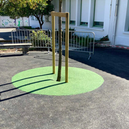 Contour d'arbre vert en EPDM. Sécurise et protège.