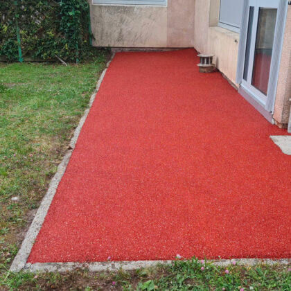 Sol EPDM simple orange, sécurise la sortie du bâtiment