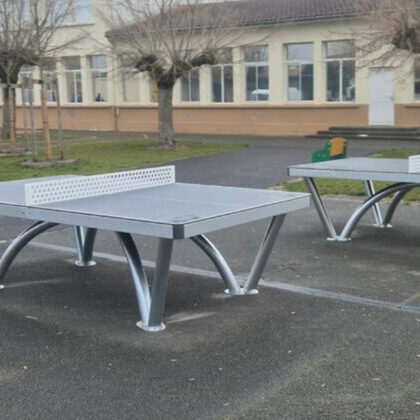 Table de ping pong dans une cours, fixées au sol, en béton