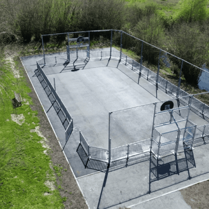 Terrain multisport (foot, basket, handball, volleyball) avec pare-ballons sur plateforme enrobé