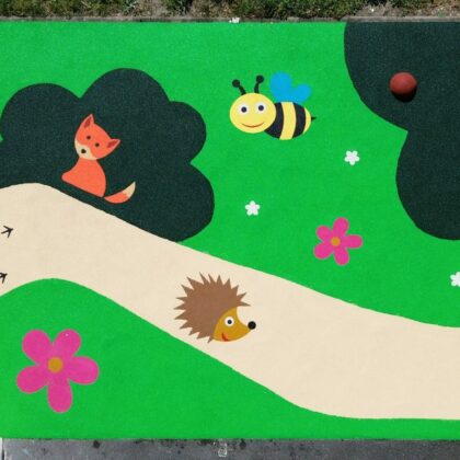 Crèche : sol coloré représentant un champ avec un renard, une abeille, un papillon, un hérisson et un écureuil.