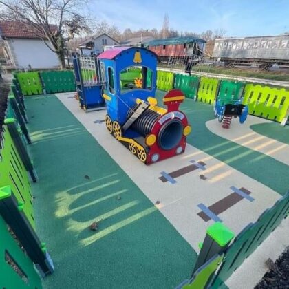 Aire de jeux avec un train EXPLORAIL, jeu à ressort, et une clôture ludique et un sol EPDM amortissant