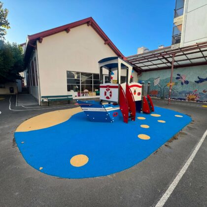 Réalisation d'un sol souple effet mer avec un bateau « TXALUPA »