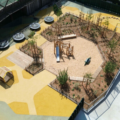 Cours de récréation dans une école à Bordeaux, sol EPDM et copeaux, avec structure multi-activités en robinier